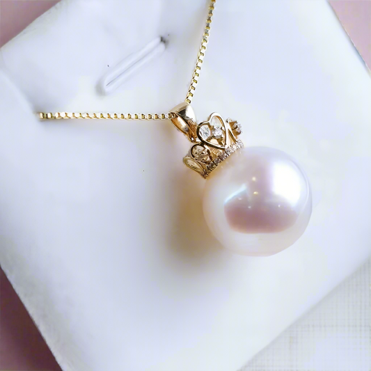 18k Crown Style Freshwater Pearl Necklace With Diamond