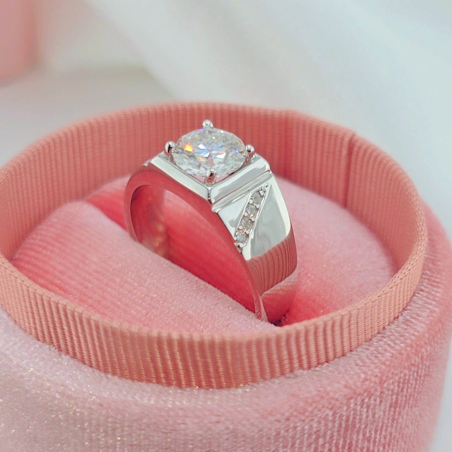 Round Brilliant Diamond Men's Wedding Band