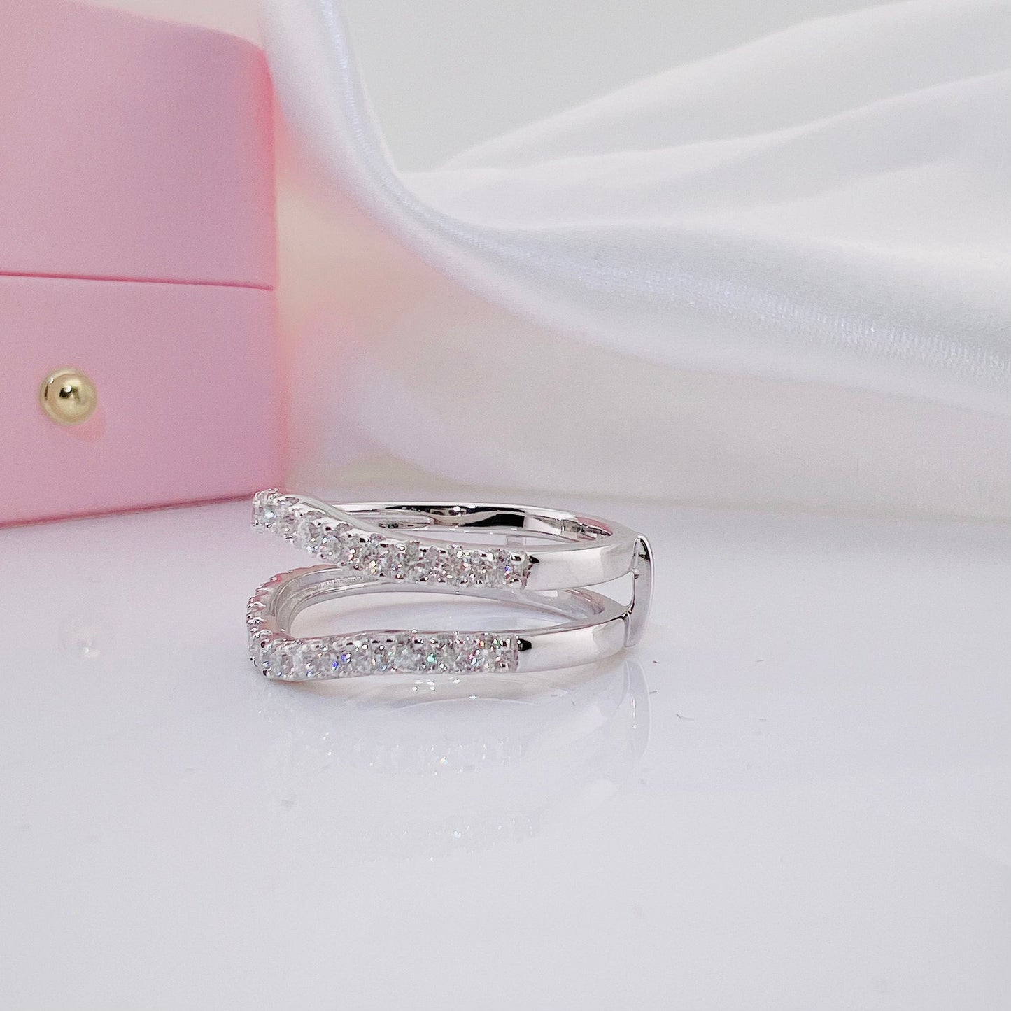Round Cut Diamond Elegant Ring Enhancer