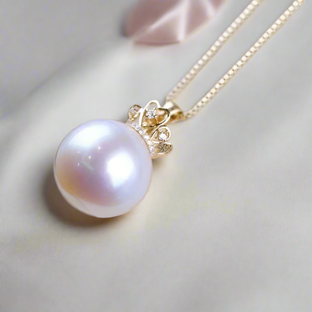 18k Crown Style Freshwater Pearl Necklace With Diamond
