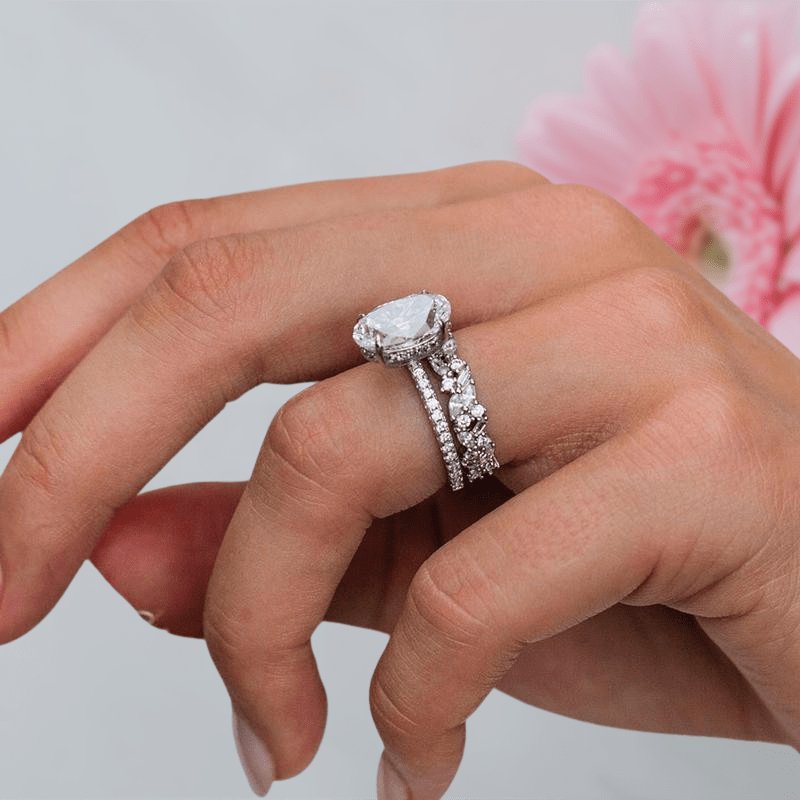 Stunning Oval Cut Diamond Wedding Ring Set