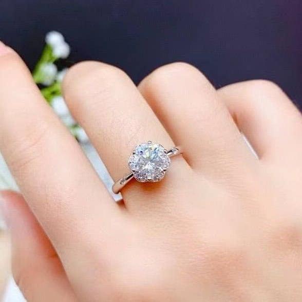 Crackling 1.0 Ct Diamond Engagement Ring